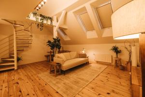 Φωτογραφία από το άλμπουμ του Modern Sunlit Loft with A/C in Prime Location στην Πράγα
