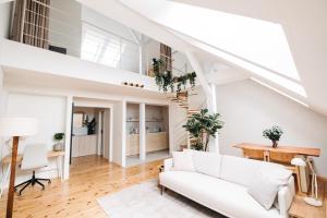 Χώρος καθιστικού στο Modern Sunlit Loft with A/C in Prime Location