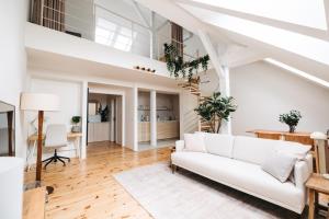 Χώρος καθιστικού στο Modern Sunlit Loft with A/C in Prime Location