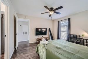 a bedroom with a green bed with a ceiling fan at Your Modern 2B Getaway - W/D, Pool, Prkg - 10min to DTWN in Austin
