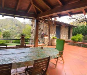 een patio met een tafel en stoelen bij oasi della freschezza in Montelepre