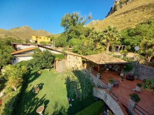 een luchtzicht op een huis met een tuin bij oasi della freschezza in Montelepre