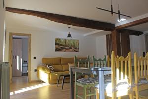 - un salon avec un canapé, une table et des chaises dans l'établissement Bosque de los sauces, à Béjar