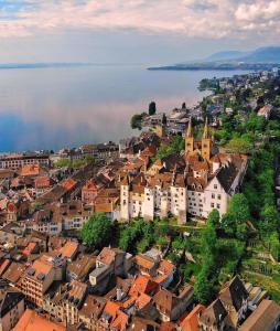 an aerial view of a town next to the water at Chez Carole (4 pièces) in Neuchâtel
