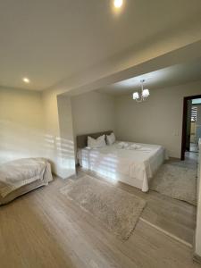 コンスタンツァにあるHoliday Apartmentのベッドルーム1室(大きな白いベッド1台、ラグ2枚付)