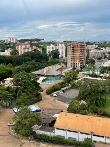 eine Luftaufnahme einer Stadt mit einem Parkplatz in der Unterkunft Flat CTC - Golden Thermas Residence - Torre B in Caldas Novas + 113 Fotos