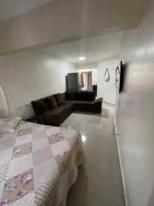 ein Wohnzimmer mit einem Bett und einer Couch in der Unterkunft Flat CTC - Golden Thermas Residence - Torre B in Caldas Novas