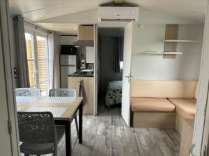 um pequeno apartamento com uma mesa de jantar e uma cozinha em La Côte d Opale - Le Portel - Vue sur mer - P31 - climatisé-2018 em Le Portel