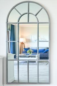 eine gewölbte Glastür, die in ein Wohnzimmer führt in der Unterkunft Timmendorfer Strand-Apartment in Timmendorfer Strand