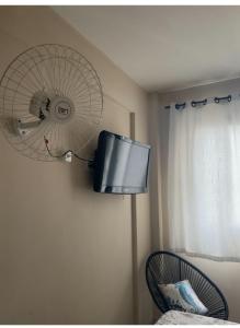 een kamer met een ventilator en een ventilator aan de muur bij Belíssimo e completo apto Praia Grande in Praia Grande