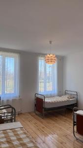 um quarto com duas camas e um lustre em Persati View em Kutaisi