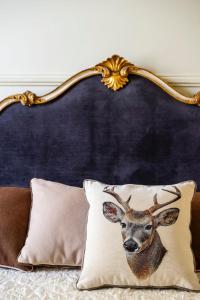 uma cabeceira com uma fotografia de um veado numa almofada em Villa Olimpia em Sesto Fiorentino