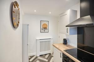 Kuchyň nebo kuchyňský kout v ubytování Cosy Coastal Apartment 1