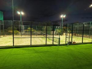 Tenis a/nebo squash v ubytování Sunset Villa Javea with private pool,tennis and padel court nebo okolí