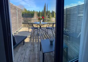 patio con tavolo e sedie su una terrazza di Les Terrasses D'Aix - Studio avec Grande Terrasse privée ad Aix en Provence