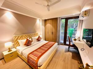 een hotelkamer met een bed en een televisie bij Hotel Gianmala Residency South Extension near AIIMS Delhi in New Delhi
