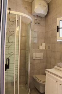 bagno con doccia e servizi igienici. di Terrazza sul Lago a Luino