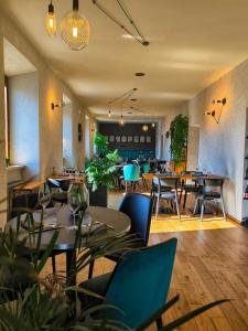 un restaurante con mesas y sillas en una habitación en Drì bed & breakfast en Rocca di Papa