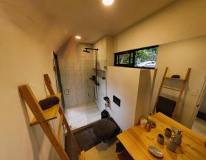 baño pequeño con ducha y mesa en Pandanus Lodge & Retreats, 