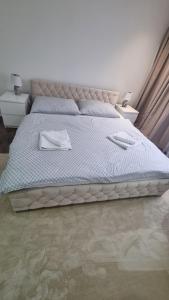 1 dormitorio con 1 cama con 2 toallas en Apartman-Florianska en Košice