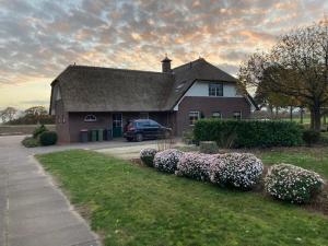 ein Haus mit einem davor geparkt in der Unterkunft Vakantiehuis Stobben in Bourtange