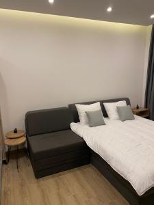 un letto e un divano in una camera di Residence Hill A83 a Kopaonik