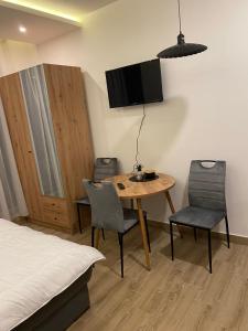 una camera con un tavolo, due sedie e un letto di Residence Hill A83 a Kopaonik