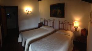 Łóżko lub łóżka w pokoju w obiekcie B&B Castel Ivano