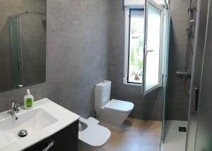 Et badeværelse på Sunny Villa with Private Pool in Almuñécar + 24 billeder