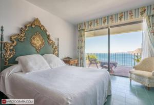 En eller flere senge i et værelse på Sunny Villa with Private Pool in Almuñécar