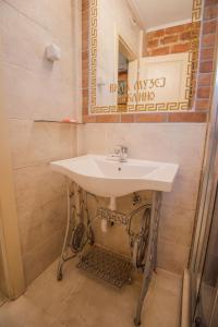 y baño con lavabo y espejo. en Apartment in Antique Museum Filip en Krklino