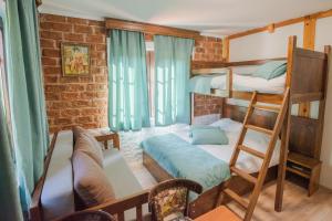 Cette petite chambre comprend des lits superposés et un canapé. dans l'établissement Apartment in Antique Museum Filip, à Krklino