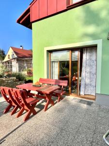 a picnic table and two chairs in front of a building at Horský dům Kilian in Měděnec