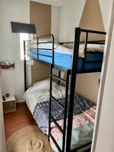 2 literas en una habitación con 1 cama en Studio cabine au barcares, en Le Barcarès
