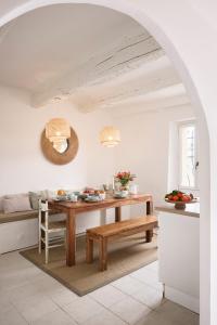 - une cuisine avec une table en bois dans une chambre dans l'établissement Les Remparts de Vence, à Saint-Paul-de-Vence