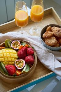- un plateau de fruits et légumes et deux verres de jus d'orange dans l'établissement Les Remparts de Vence, à Saint-Paul-de-Vence