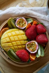 - un bol de fruits avec des fraises et d'autres fruits dans l'établissement Les Remparts de Vence, à Saint-Paul-de-Vence