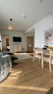ein Wohnzimmer mit einem Tisch und einem Sofa in der Unterkunft Kokkola Charm - Central Apartment by University Center in Kokkola