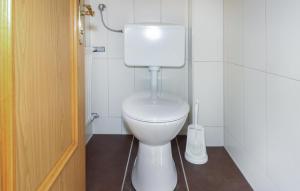 a bathroom with a white toilet in a room at Ferienwohnung In Irschen in Irschen