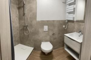 a bathroom with a toilet and a sink at Komplette Studiowohnung in Dinkelsbühl