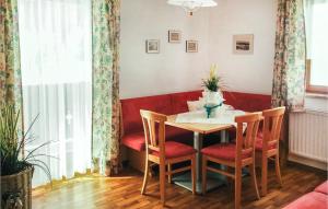 ミュールバッハ・アム・ホーホケーニッヒにあるNice Apartment In Mhlbach With 3 Bedroomsのダイニングルーム(テーブル、椅子付)