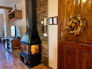 a fireplace in a living room with a brick wall at La casita del pueblo in Fondón