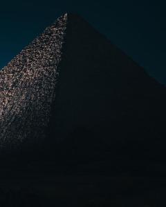 een afbeelding van de top van een piramide bij Pyra Hospitality West Pyramids Cairo in Caïro