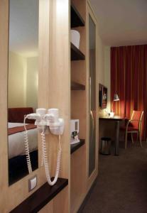 um quarto de hotel com um telefone na parede em Holiday Inn Express Alcobendas, an IHG Hotel em Alcobendas