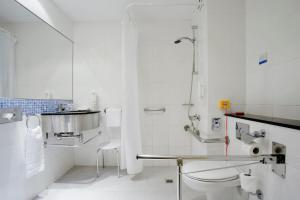 biała łazienka z prysznicem i toaletą w obiekcie Holiday Inn Express Alcobendas by IHG w mieście Alcobendas