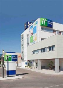 budynek z napisem na boku w obiekcie Holiday Inn Express Alcobendas by IHG w mieście Alcobendas