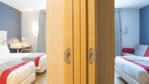 Łóżko lub łóżka w pokoju w obiekcie Holiday Inn Express Alcobendas by IHG