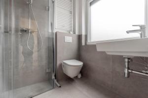 ein Bad mit einer Dusche, einem WC und einem Waschbecken in der Unterkunft *MODERN & MINIMALISTIC* Design-Apartment I Stadtmitte in Wesel