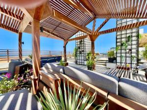 patio esterno con panchine e pergolato in legno di Imperial Resort - Bali Themed - 1 Bed a Hurghada