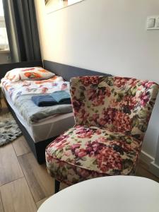 Sypialnia z łóżkiem, krzesłem, łóżkiem i bedsenalsenal w obiekcie Słoneczna Równica w Ustroniu